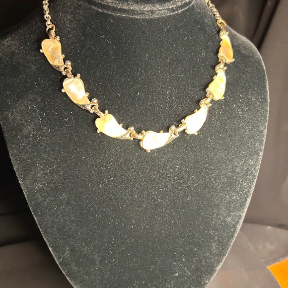 VTG Mother of pearl and silver tone Metal necklace. Unsigned - Picture 2 of 5
